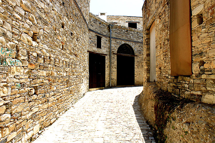 Что скрывают каменные стены